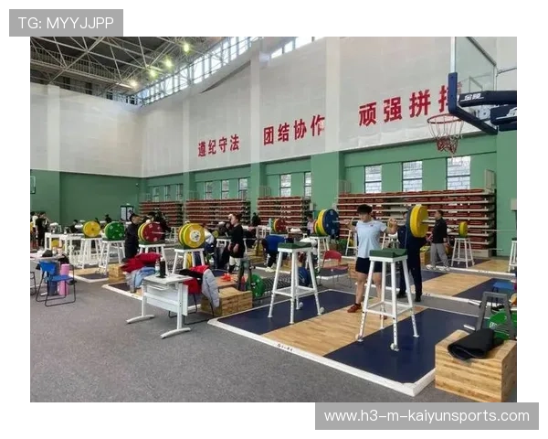 举重训练营实施科学负荷分期训练提高训练效果与安全，举重运动训练